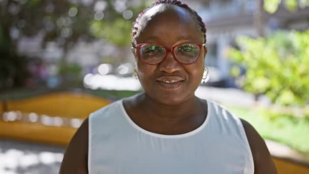 Χαρούμενη Γεμάτη Αυτοπεποίθηση Αφροαμερικάνα Που Στέκεται Και Χαμογελάει Έξω Στο — Αρχείο Βίντεο