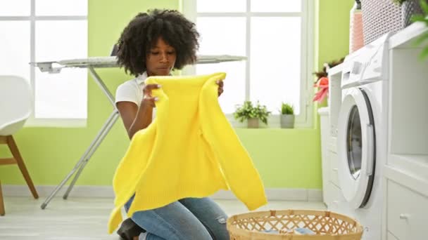 Afrikansk Amerikansk Kvinna Tvätta Kläder Vikbar Tröja Tvättstuga — Stockvideo
