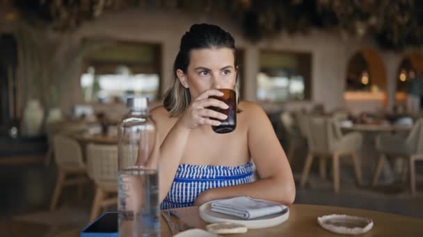 Egy Fiatal Spanyol Ivott Egy Pohár Vizet Étteremben — Stock videók