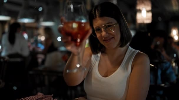 年轻美丽的惊慌失措的女人在餐馆喝了一杯红酒 — 图库视频影像