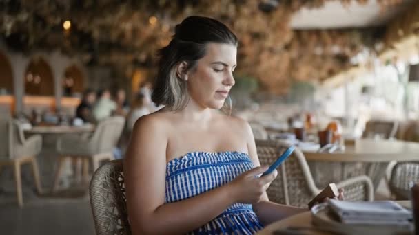 Mujer Hispana Joven Escaneando Código Para Ver Menú Comida Calle — Vídeo de stock