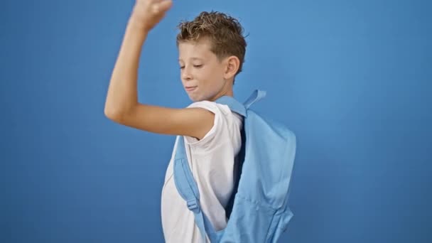 Sevimli Sarışın Çocuk Mavi Arka Planda Tek Başına Duruyor Öğrenme — Stok video