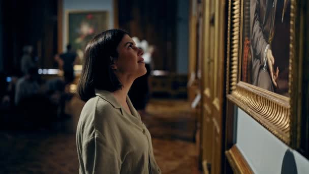 Joven Mujer Hispana Hermosa Visitando Galería Arte Palacio Belvedere Viena — Vídeos de Stock