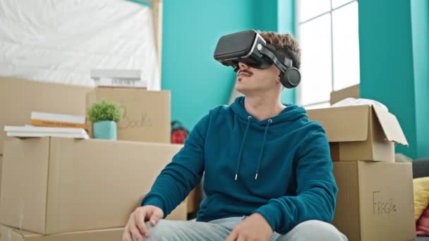 Junger Hispanischer Mann Spielt Videospiel Mit Virtual Reality Brille Neuen — Stockvideo