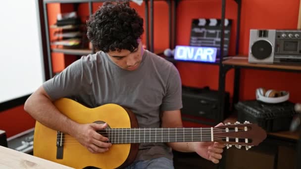 Fiatal Latin Férfi Zenész Klasszikus Gitáron Játszik Zenei Stúdióban — Stock videók