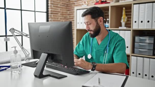 Genç Spanyol Doktor Saat Arıyor Klinikte Ayakta Çalışıyor — Stok video
