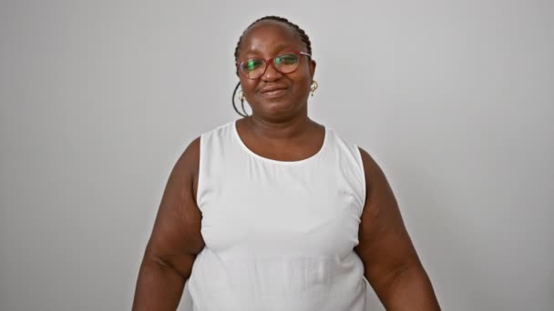 Veselý Africký Američan Žena Bliká Zářivý Úsměv Nákupními Taškami Kreditní — Stock video