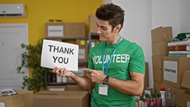 Jovem Hispânico Voluntário Apontando Para Agradecer Banner Fazendo Polegar Centro — Vídeo de Stock