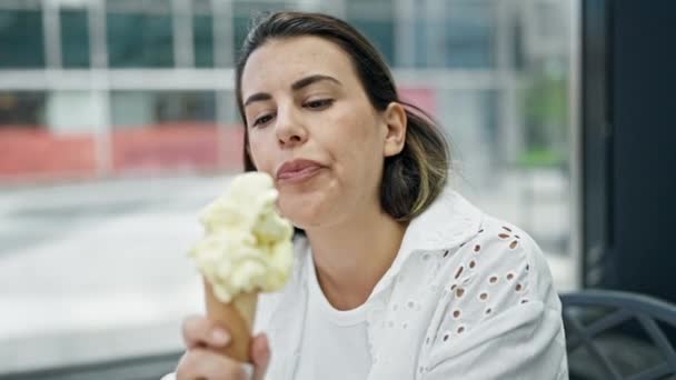 Όμορφη Νεαρή Ισπανίδα Που Τρώει Παγωτό Χαμογελώντας Στην Καφετέρια — Αρχείο Βίντεο