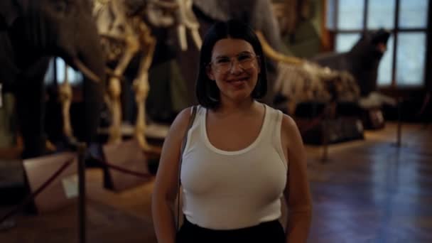 Joven Mujer Hispana Hermosa Visitando Exposición Historia Natural Museo Historia — Vídeos de Stock