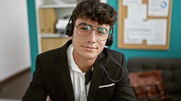 Joven Adolescente Hispano Confiado Trabajando Negocios Usando Auriculares Que Manejan — Vídeo de stock