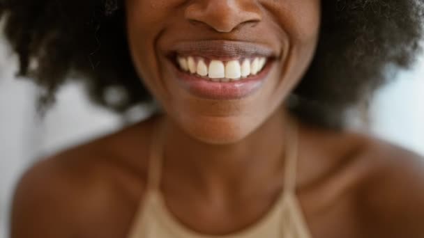 Mujer Afroamericana Cerca Sonrisa Hablando Casa — Vídeo de stock