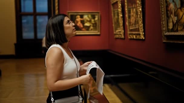 Jonge Mooie Latijns Amerikaanse Vrouw Bezoekt Kunstgalerie Leesbrochure Art Museum — Stockvideo