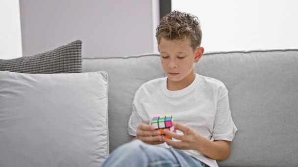 Garçon Blond Assis Sur Canapé Jouant Avec Rubik Cube Maison — Video