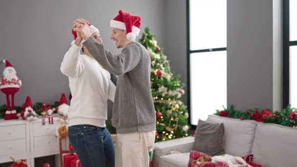 Dwóch Mężczyzn Świętuje Boże Narodzenie Tańcząc Domu — Wideo stockowe