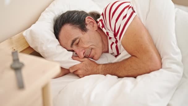 Moyen Age Homme Couché Sur Lit Dormant Dans Chambre — Video