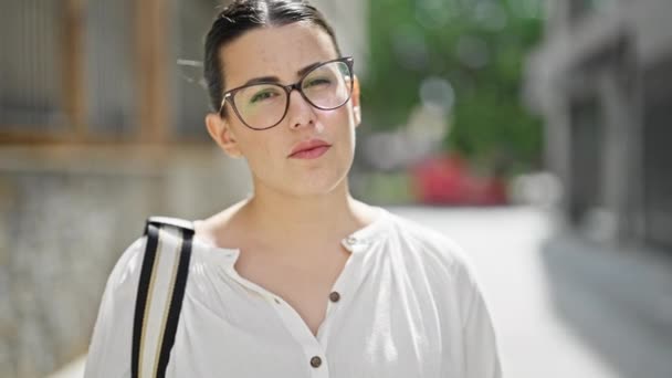 Jonge Mooie Latino Vrouw Staan Met Ernstige Expressie Straat — Stockvideo