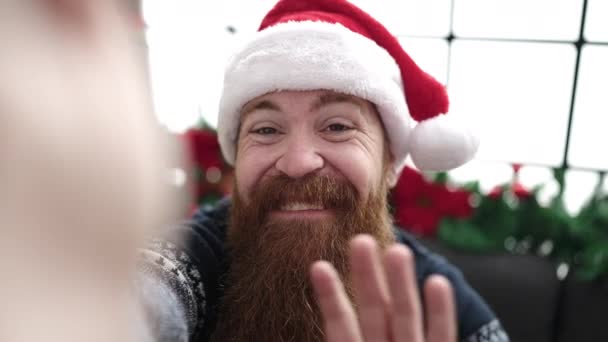 Jonge Roodharige Man Met Video Call Zitten Door Kerst Decoratie — Stockvideo