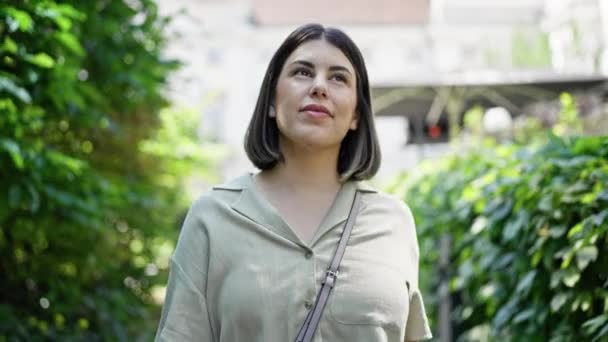 Joven Mujer Hispana Hermosa Caminando Sonriendo Parque Viena — Vídeos de Stock