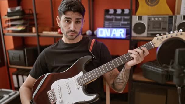 Νεαρός Ισπανός Μουσικός Χαμογελώντας Αυτοπεποίθηση Κρατώντας Ηλεκτρική Κιθάρα Στο Στούντιο — Αρχείο Βίντεο