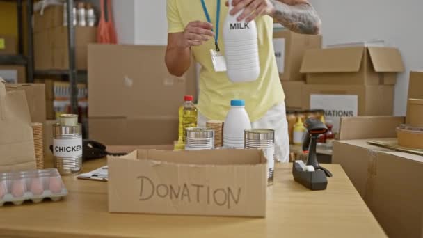 Jovem Hispânico Voluntário Colocando Produtos Caixa Papelão Doação Centro Caridade — Vídeo de Stock