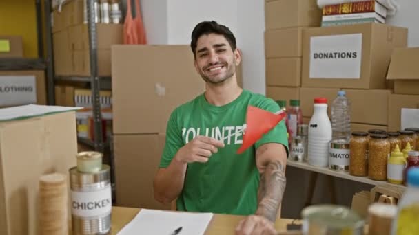Joven Hombre Hispano Voluntario Sonriendo Confiado Sosteniendo Bandera Marruecos Centro — Vídeo de stock