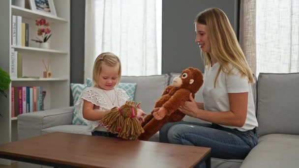 Mãe Filha Caucasiana Feliz Confortavelmente Curtindo Brincando Com Brinquedos Casa — Vídeo de Stock