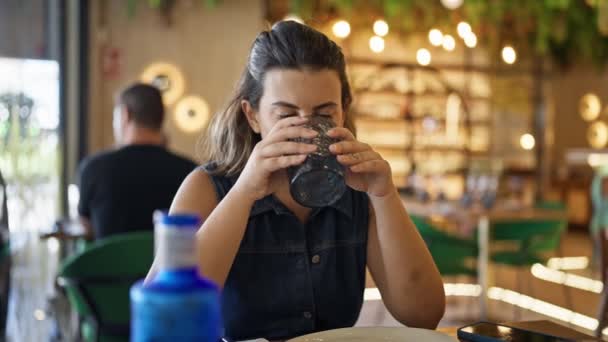 Jovem Mulher Hispânica Bonita Bebendo Copo Água Restaurante — Vídeo de Stock