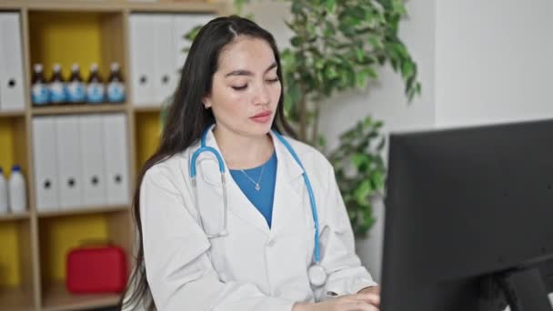 Joven Hermosa Doctora Hispana Usando Computadora Sufriendo Por Dolor Cervical — Vídeos de Stock