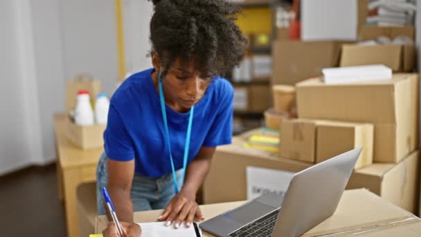 Mujer Afroamericana Voluntaria Usando Laptop Tomando Notas Centro Caridad — Vídeos de Stock