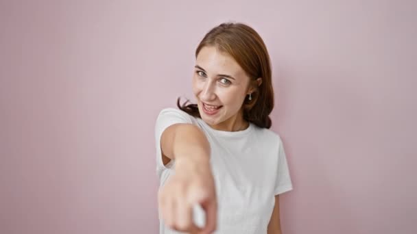 Молода Жінка Вказує Камеру Підморгуючи Очі Посміхаючись Над Ізольованим Рожевим — стокове відео