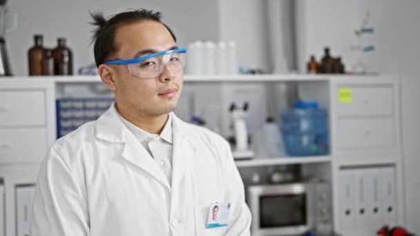 Kendinden Emin Genç Çinli Bilim Adamı Tıbbi Araştırma Teknolojinin Heyecanıyla — Stok video