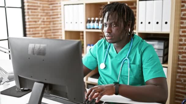 Africano Americano Homem Médico Usando Computador Olhando Assistir Com Rosto — Vídeo de Stock