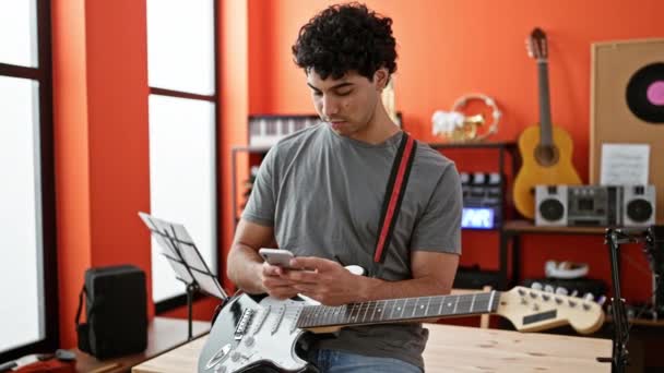 Joven Músico Latino Usando Smartphone Sonriendo Estudio Música — Vídeos de Stock
