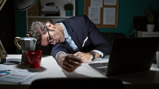 Молодий Іспаномовний Чоловік Бізнесмен Спить Прокидається Роботу Офісі — стокове відео