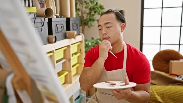 Poważny Młody Chiński Artysta Przystojną Fryzurą Warkocz Siedzący Zrelaksowany Ale — Wideo stockowe