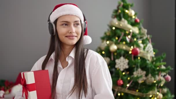 Mladá Krásná Hispánská Žena Poslouchá Hudbu Drží Vánoční Dárek Doma — Stock video