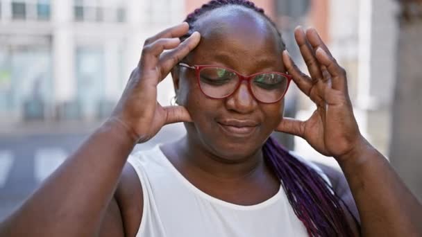Stressad Afrikansk Amerikansk Kvinna Med Flätor Känsla Huvudvärk Värk Urban — Stockvideo