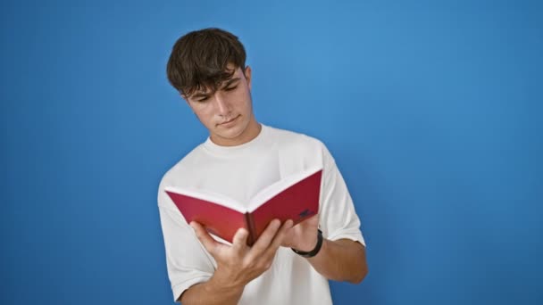 Cool Mladý Hispánský Teenager Zaujatý Čtením Knihy Soustředěním Rozšiřováním Svých — Stock video