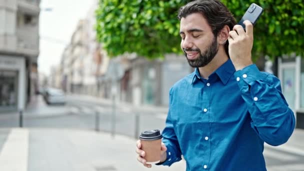 Junger Hispanischer Mann Hört Sprachnachricht Smartphone Und Trinkt Kaffee Auf — Stockvideo