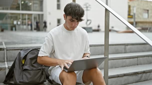 Legal Jovem Hispânico Adolescente Estressado Ainda Focado Seu Laptop Sentado — Vídeo de Stock