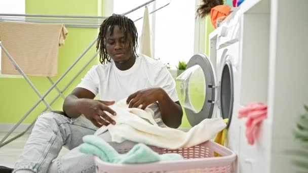 在洗衣房洗衣服的非裔美国人做着大拇指向上的手势 — 图库视频影像