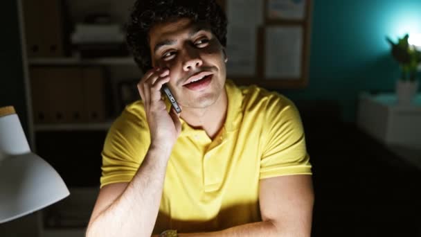 Mladý Latinsky Muž Obchodní Pracovník Mluví Smartphone Pracuje Kanceláři — Stock video