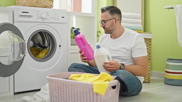 Çamaşır Odasında Deterjan Şişesi Seçen Gri Saçlı Bir Adam — Stok video