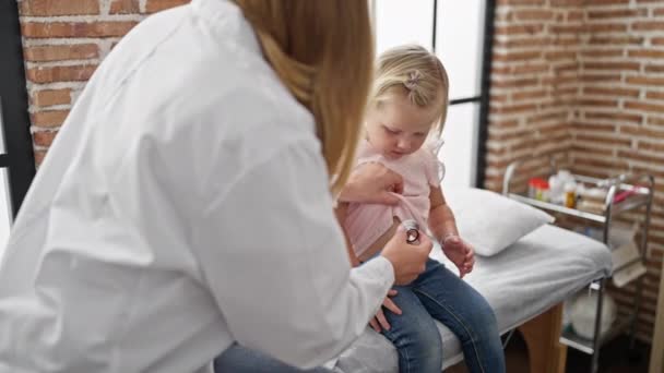 Pečující Pediatr Klinice Vyšetření Rozkošný Dětský Hrudník Pomocí Stetoskopu Zajištění — Stock video