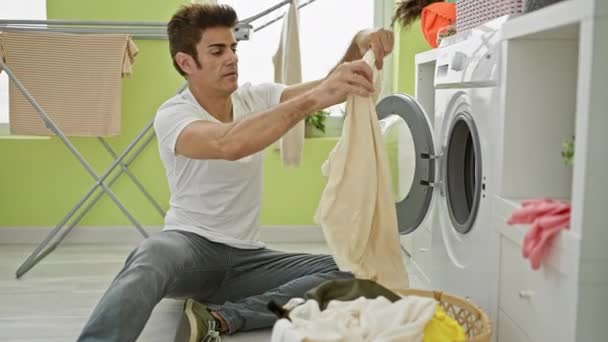 Çamaşırhanede Elinde Gömleği Tutan Spanyol Genç Adam Gülümsüyor — Stok video