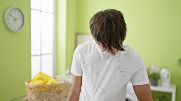 Jovem Adolescente Hispânico Vestindo Camiseta Suja Segurando Detergente Fazendo Gesto — Vídeo de Stock