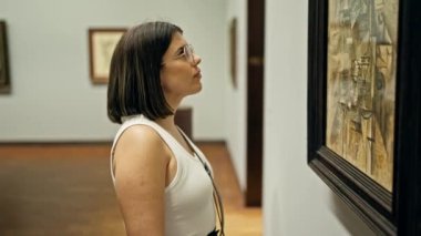 Güzel İspanyol bir kadın Viyana 'daki Albertina Müzesi' nde sanat galerisini ziyaret ediyor.