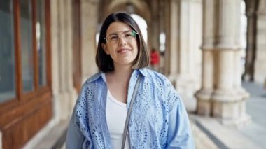 Genç ve güzel İspanyol kadın Viyana sokaklarında gülümsüyor