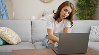 Dizüstü bilgisayar kullanmayı bitiren genç bir kadın evde stresli bir şekilde yatıyordu.